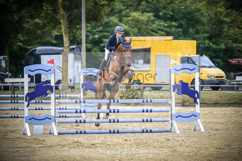 DOS_1935 | Entdecke hochwertige Reitturnierfotos von Foto Oger. Professionell, emotional und authentisch – jetzt Lieblingsmomente im Shop bestellen.Deutschlandweite Turnierfotografie. - Realisiert mit Pictrs.com