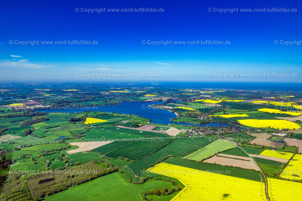 Stoltenberg_Passandersee_ELS_5939010524 | STOLTENBERG 01.05.2024 Ortskern am Uferbereich des Passader See an der Dorfstraße in Stoltenberg im Bundesland Schleswig-Holstein, Deutschland. // Village on the banks of the area lake of Passader See on street Dorfstrasse in Stoltenberg in the state Schleswig-Holstein, Germany. Foto: Martin Elsen