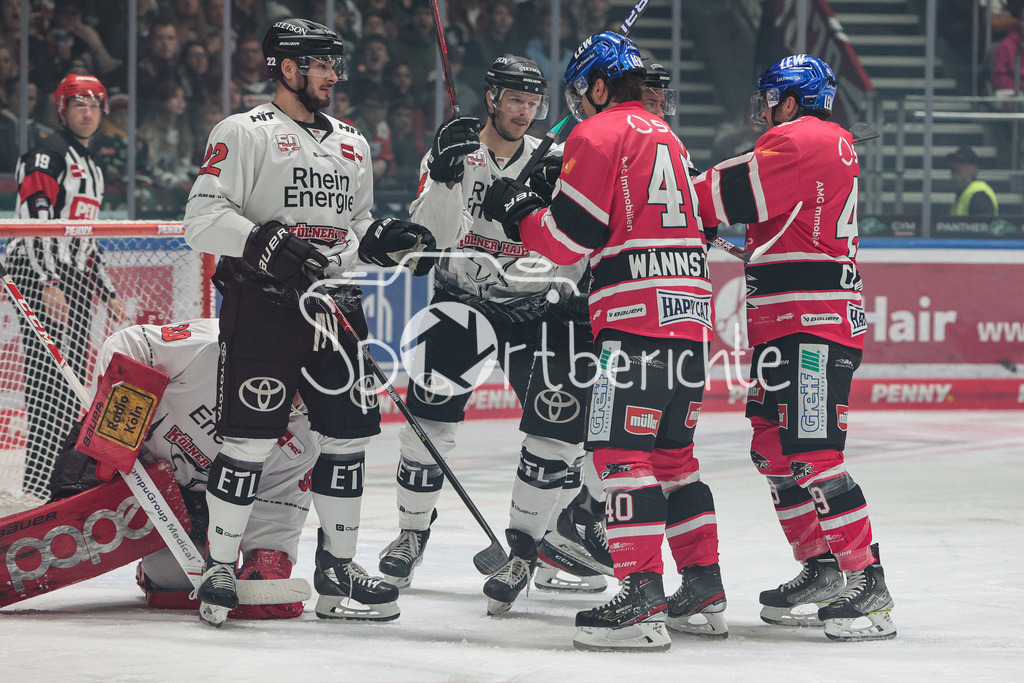 Augsburger Panther - Koelner Haie  | Sebastian Waennstroem (AEV #40) und Moritz Mueller (KEC #91) sind sich nicht ganz gruen / Michael Clarke (AEV #49)/ Sebastian Wännström