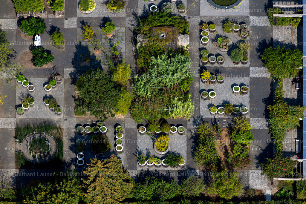 4039400 | LEIPZIG 14.09.2020 Senkrecht- Luftbild aus der Satelliten- Perspektive vom Gartenanlage " Duft- und Tastgarten " an der Liebigstraße im Ortsteil Zentrum-Südost in Leipzig im Bundesland Sachsen, Deutschland. Weiterführende Informationen bei: Universität Leipzig. // Vertical aerial view from the satellite perspective of the garden "Scent and Touch Garden" on Liebigstrasse in the district Zentrum-Suedost in Leipzig in the state Saxony, Germany. Further information at: Universitaet Leipzig. Foto: Gerhard Launer