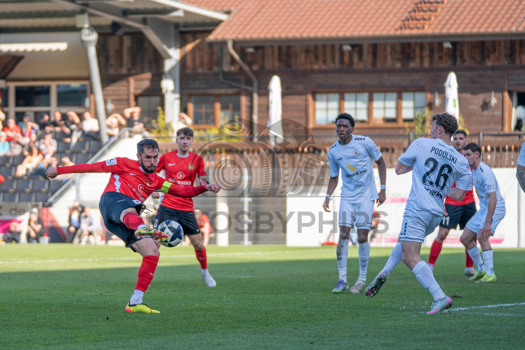 SG Sonnenhof Großaspach vs. KSV Hessen Kassel, Fussball, Regionalliga Südwest, 23. Spieltag, Saison 2025/2026, 07.03.2026 | Volkan Celiktas (SG Sonnenhof Großaspach, #05) mit dem Schuss,SG Sonnenhof Großaspach vs. KSV Hessen Kassel, Fussball, Regionalliga Südwest, 23. Spieltag, Saison 2025/2026, 07.03.2026Foto: photosbyphips/Philip Ziegler