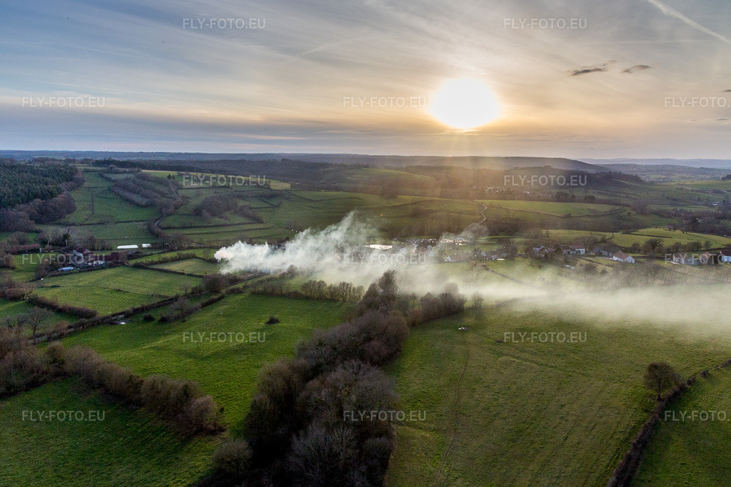 Vue aérienne: Panaches de fumée provenant d'un incendie dans un champ de céréales - champ de maïs à Saisy dans le département Saône et Loire, France. Photo: IMG_105550.jpg prise le 01/04/2018 par Werner Riehm/FLY-FOTO.eu – Résolution de l'original: 5372 x 3581 px