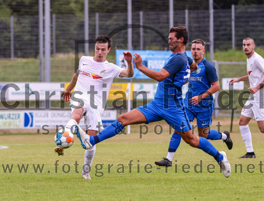 2023-06-30_105_FC_Langengeisling_gegen_VfB_Forstinning | Erding, Deutschland, 30.06.2023:
Fußball, Bezirksliga Oberbayern Ost 2023 / 2024, Testspiel, FC Langengeisling gegen VfB Forstinning, Endergebnis: 3:0

Niklas Mayer (VfB Forstinning, #13), Kilian Stenzel (FC Langengeisling, #32), David Riederle (FC Langengeisling, #14)

Foto: Christian Riedel / fotografie-riedel.net