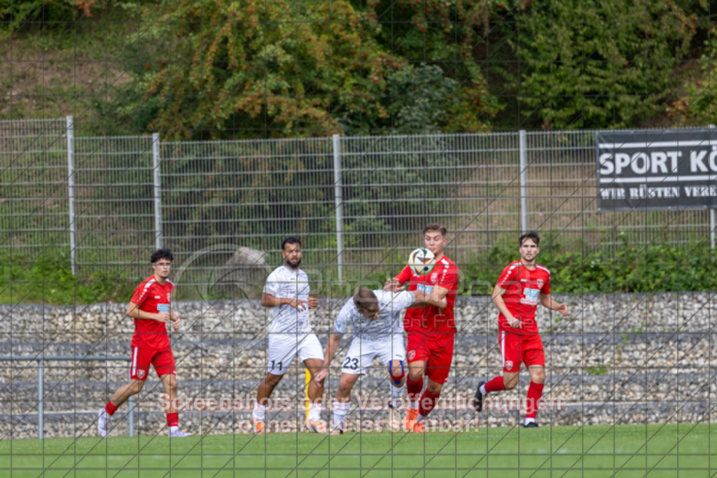 20250831_150824_0202 | #,TSG Salach (weiß) vs. SV Ebersbach (rot), Fußball, Bezirksliga - Bezirk Neckar/Fils, 02. Spieltag, Saison 2025/2026, Rasensportplatz, Staufenecker Straße, 73084 Salach, 31.08.2025 - 15:00 Uhr,Foto: PhotoPeet-Sportfotografie/Peter Harich
