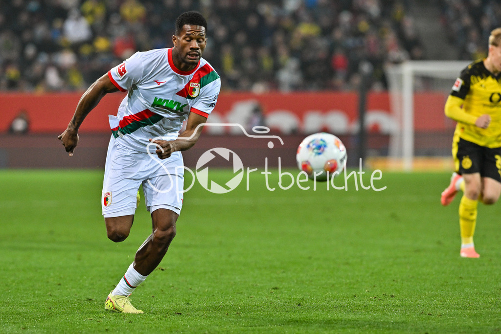 FC Augsburg - Borussia Dortmund | AUGSBURG, GERMANY - with ball Samuel Emmanuel ESSENDE MBONGU (FC Augsburg 9) during the bundesliga match between FC Augsburg vs. Borussia Dortmund on matchday 9 at WWK Arena on October 31, 2025 in Augsburg, Germany / DFL REGULATIONS PROHIBIT ANY USE OF PHOTOGRAPHS AS IMAGE SEQUENCES AND/OR QUASI-VIDEO