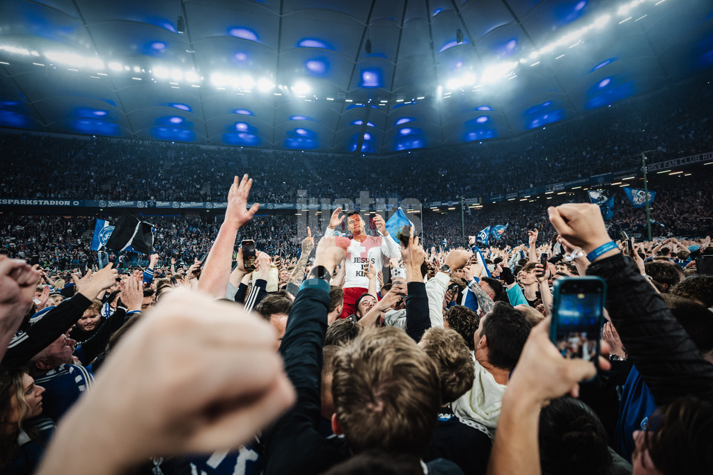 Fußball | Männer | Saison 2024/2025 | 2. Fußball-Bundesliga | 33. Spieltag | Hamburger SV vs. SSV Ulm 1846 | 10.05.2025 | Davie Selke (#27, HSV) feiert den Aufstieg wird von den Fans auf den Schultern getragen