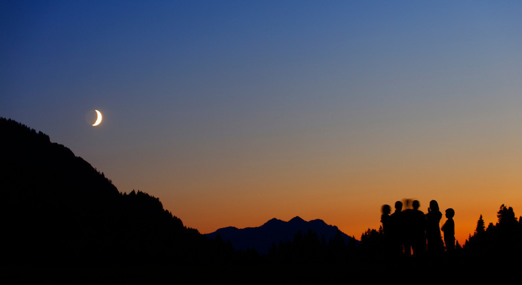 Jugendgruppe im Abendlicht | Schoenenbach, Austria - July 23, 2012: Vorsäßsiedlung Schönenbach;  Jugendgruppe im Abendlicht, links davon der Mond. - Realisiert mit Pictrs.com