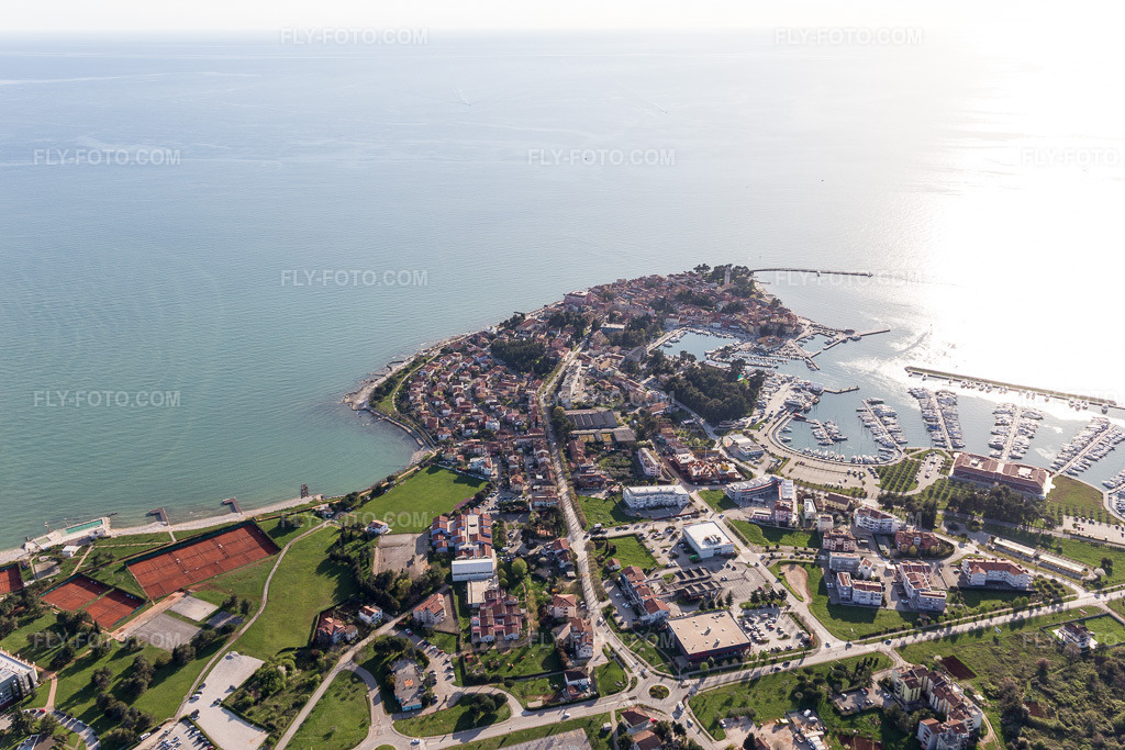 Aerial view: View of the town in Karpinjan in the state Gespanschaft Istrien, Croatia. – Photo: IMG_106080.jpg taken on 04/13/2018 by Werner Riehm/FLY-FOTO.com – Resolution of the original: 5472 x 3648 px