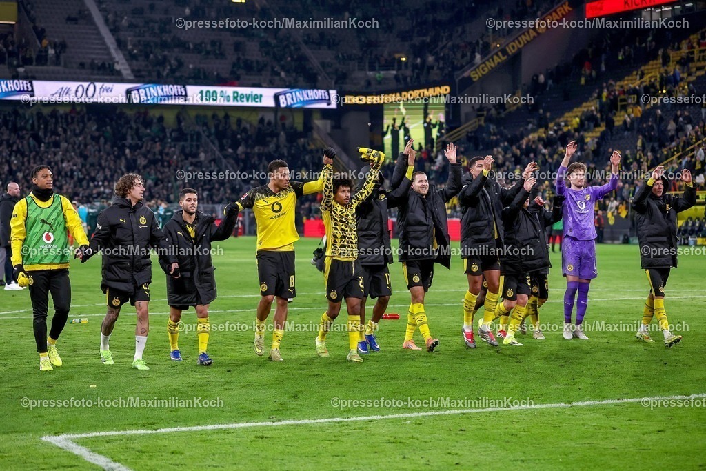 BVB13012601092 | 13.01.2026, Fußball, Borussia Dortmund - SV Werder Bremen,, 1. Fußball Bundesliga, 17. Spieltag, Signal Iduna Park, Saison 2025 2026: Abschlussjubel nach dem 3:0 Sieg des BVB DFB regulations prohibit any use of photographs as image sequences and or quasi-video.