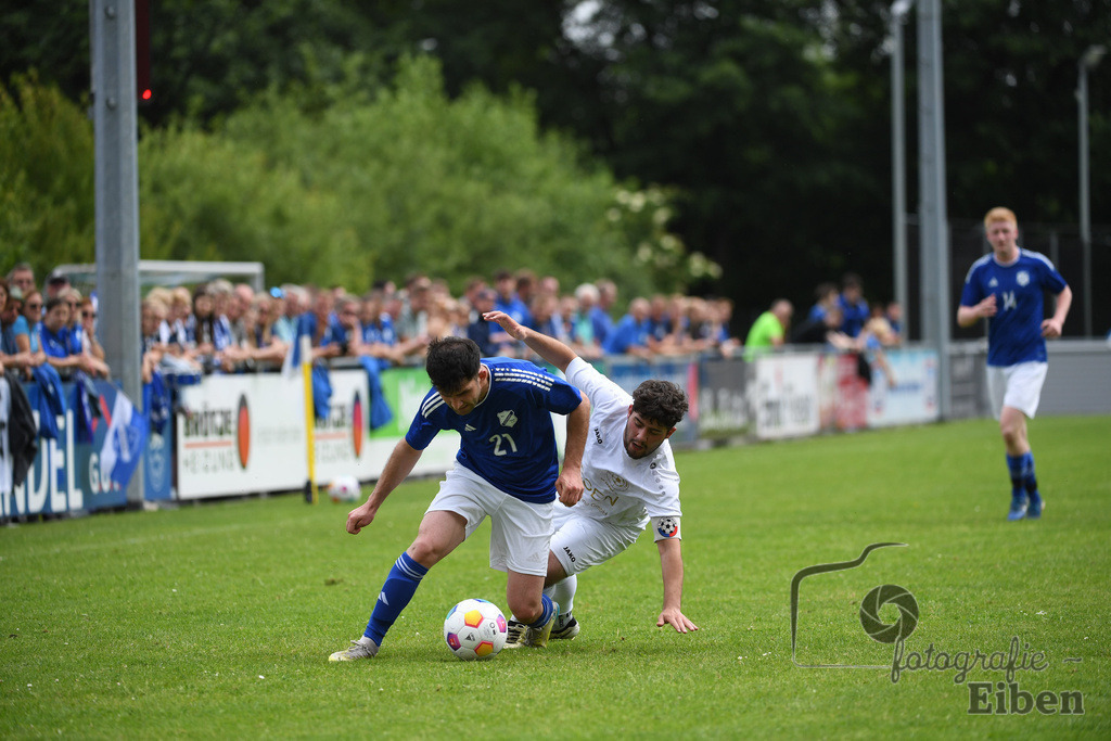 1. FC Nordenham-SV GOTANO | Kreispokal Finale Jade-Weser-Hunte 1. Mannschaften; 1.FC Nordenham (weiß)-SV GOTANO (blau) am 15.06.2025 in Rastede (Sportanlage Köttersweg), Photo: Philip Eiben 2025 - Realisiert mit Pictrs.com