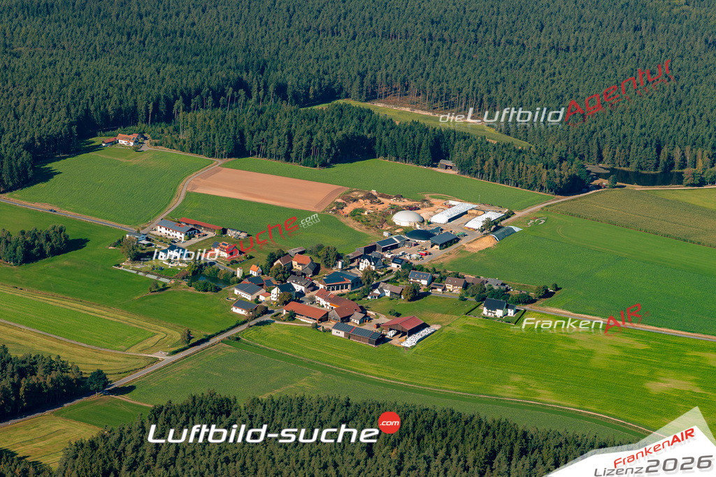 Die Luftaufnahme Pfaffenreuth - Pressath wurde 2021 mittels Flugzeug (keine Drohne) erstellt. Hohe Auflösung -für große Poster und Wandbilder geeignet!