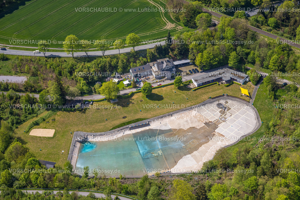 Brilon240503672 | Luftbild, Waldfreibad Gudenhagen mit wenig Wasser, umgeben von Wiesen und Feldern, Forsthaus Waldsee Restaurant Fachwerkhaus, Gudenhagen, Brilon, Sauerland, Nordrhein-Westfalen, Deutschland