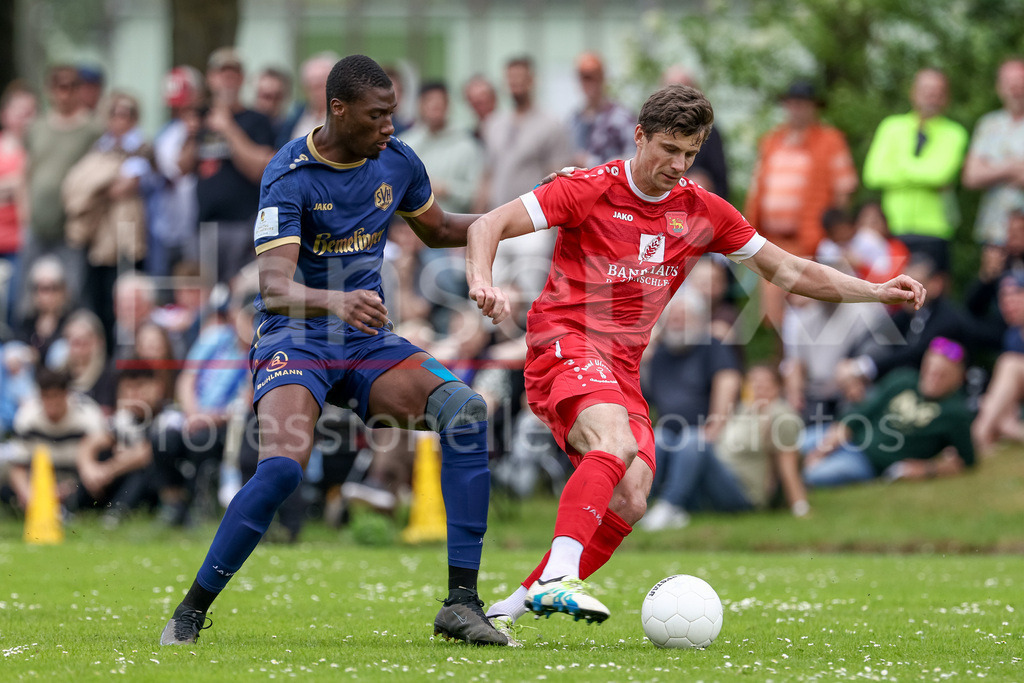 Fussball, Relegation Regionalliga Nord, SV Hemelingen - FSV Schöningen | v.li.: Isa Drammeh (SV Hemelingen, 19) und Daniel Reiche (FSV Schöningen, 30) im Zweikampf, Duell, Dynamik, Aktion, Action, Spielszene