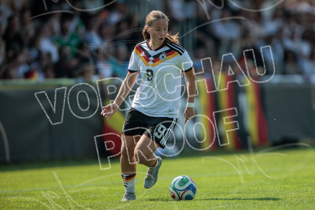 Testspiel U16-Juniorinnen: Deutschland – England | Die Bildergalerie dokumentiert das Länderspiel der deutschen U16-Juniorinnen gegen die Auswahl Englands. Die Fotografien zeigen Spielaktionen, Zweikämpfe, Torchancen, Mannschaftsszenen sowie weitere Impressionen der Begegnung. Die Aufnahmen entstanden im Rahmen des Testspiels beider Nachwuchsnationalmannschaften in der Kümpel + Hellmeister Arena in Hamm am 20. Juni 2026 und halten die sportlichen und emotionalen Momente des Spiels fest. - Realisiert mit Pictrs.com