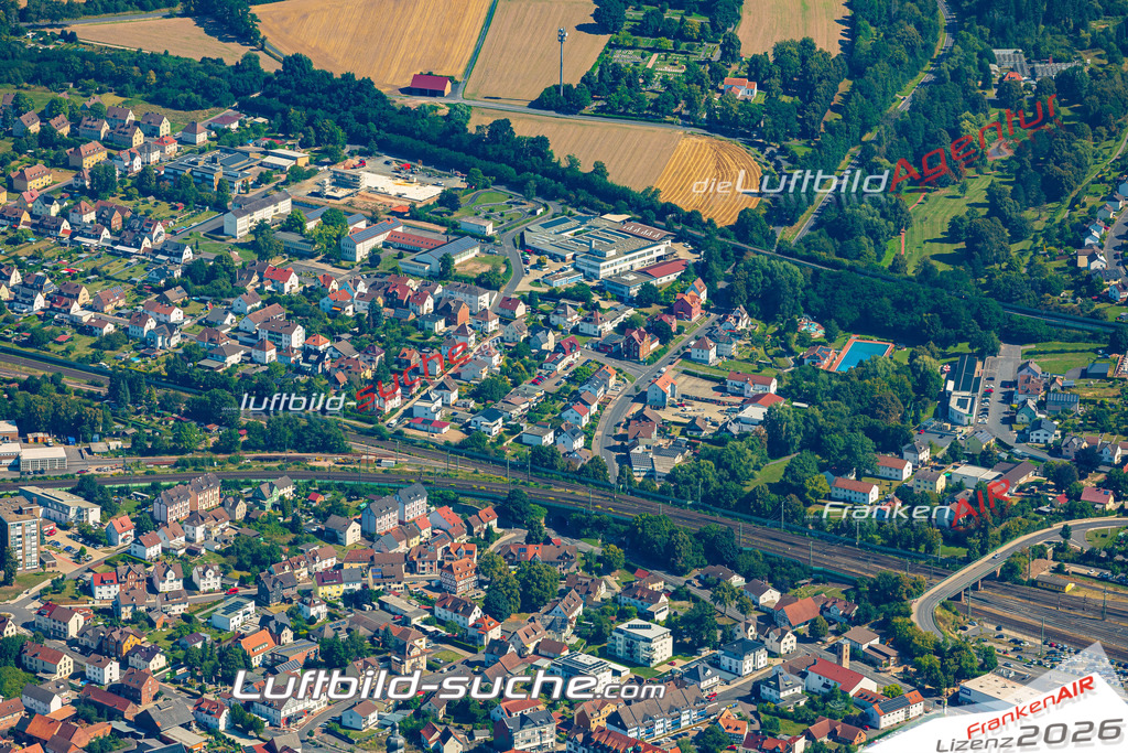 Neue Luftbildaufnahme der Stadt Bebra - Das Luftbild wurde 2025 vom UL-Flugzeug heraus erstellt ( keine Drohnenaufnahme ) - Hochauflösende Luftaufnahme - für Wandbilder und großformatige Ausdrucke geeignet. Das besondere Geschenk!Hier alle&nbsp;Infos zur Lizenzierung der LuftaufnahmeWir fliegen auch dieses Jahr wieder in Ihre Region um Luftbilder zu erstellen.- Luftbild anfragen