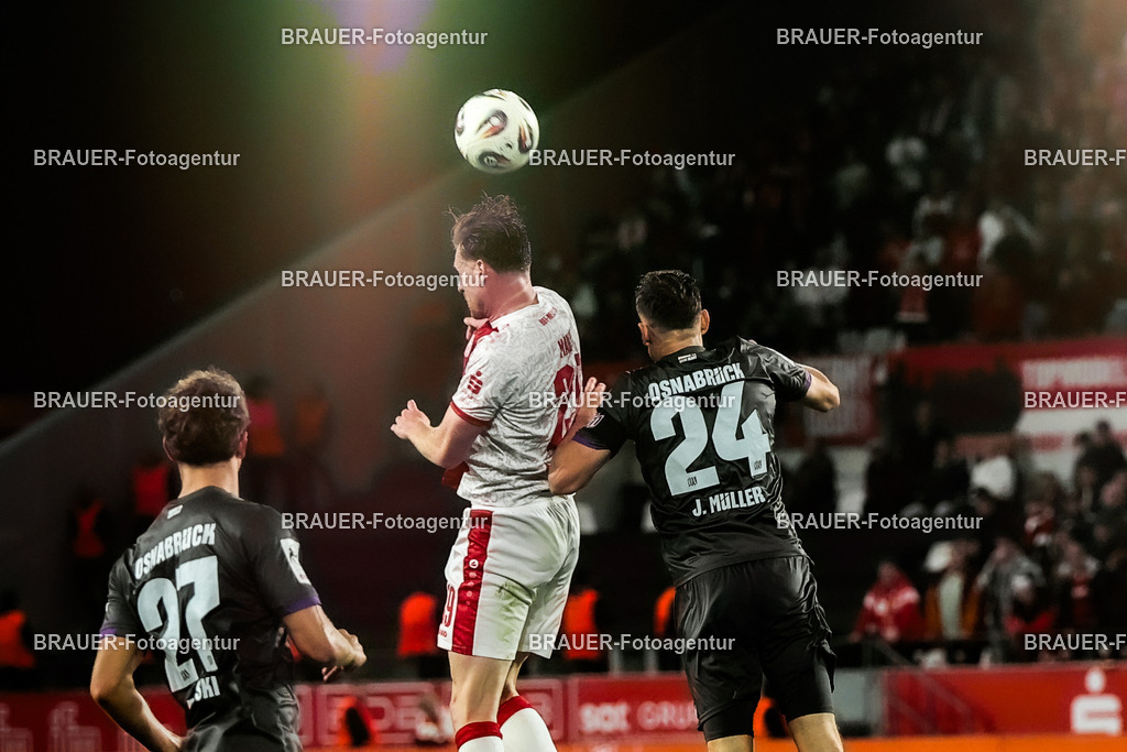 Rot-Weiss Essen - VFL Osnabrück | Essen, Deutschland, 17.09.2025 Jannik Mause  (Rot-Weiss Essen) mit Jannik Müller (VFL Osnabrück) im Kampf um den Ballwährend des 3.Liga Spiels zwischen  Rot-Weiss Essen und VFL Osnabrück am 17.09.2025 im Stadion an der Hafenstraße in Essen. (Foto von Timo Bluhmki-Schmidt/Brauer Fotoagentur