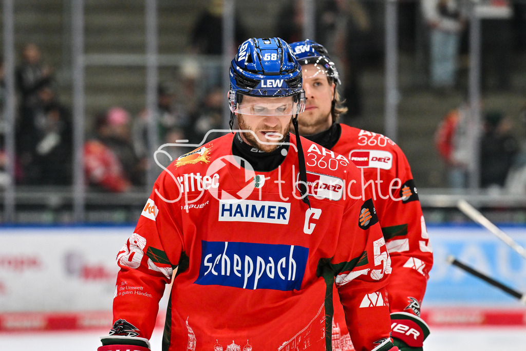 Augsburger Panther - Iserlohn Roosters | AUGSBURG, GERMANY - 06. JANUARY: enttäuschte Spieler der Hausherren bedanken sich bei den Fans nach dem Match zwischen den Augsburger Panthern und den Iserlohn Roosters am 37. Spieltag der Penny DEL im Curt Frenzel Stadion / Maximilian RENNER (Augsburger Panther 58)