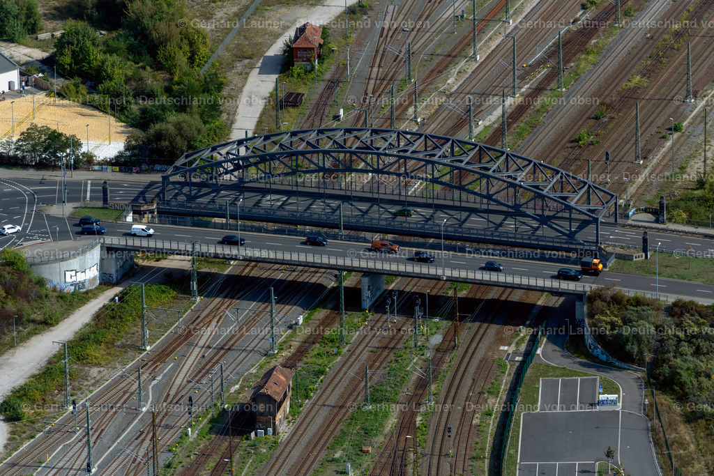 4039736 | LEIPZIG 14.09.2020 Schienen- Gleis- und Oberleitungsstrang im Streckennetz der Deutschen Bahn im Ortsteil Zentrum in Leipzig im Bundesland Sachsen, Deutschland. Weiterführende Informationen bei: DB Netz AG,  Deutsche Bahn AG. // Railway track and overhead wiring harness in the route network of the Deutsche Bahn in the district Zentrum in Leipzig in the state Saxony, Germany. Further information at: DB Netz AG,  Deutsche Bahn AG. Foto: Gerhard Launer