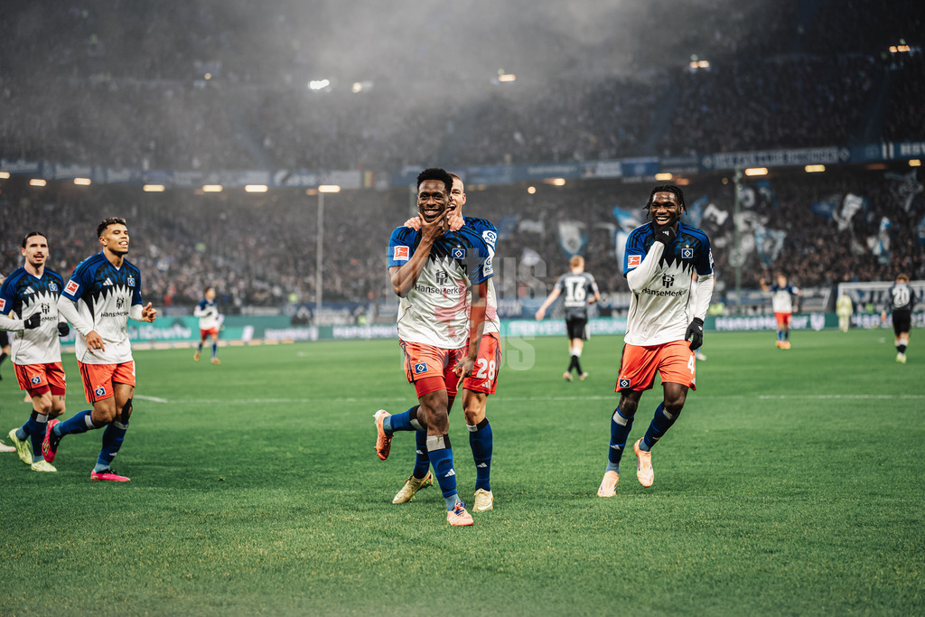 Fußball | Männer | Saison 2025/2026 | 1. Fußball-Bundesliga | 15. Spieltag | Hamburger SV vs. Eintracht Frankfurt | 20.12.2025 | Jubel v.l. Torschütze Albert Sambi Sambi Lokonga (#6, HSV), Miro Muheim (#28, HSV) und Fabio Balde (#45, HSV)