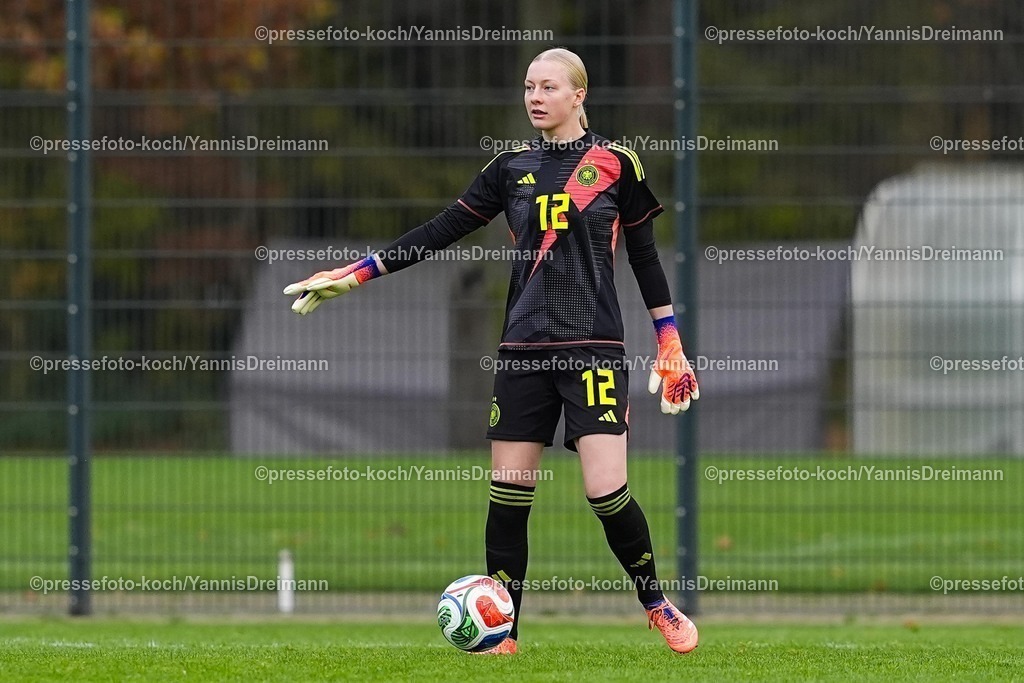 xYDRx29112501085 | 29.11.2025, xydrx, Fußball, Länderspiel, EM-Qualifikation U19-Frauen, Deutschland - Färöer, Sportschule Wedau: Janne Krumme (GER #12)DFB regulations prohibit any use of photographs as image sequences and or quasi-video.Photo: xYannisxDreimannxPressefotokochx