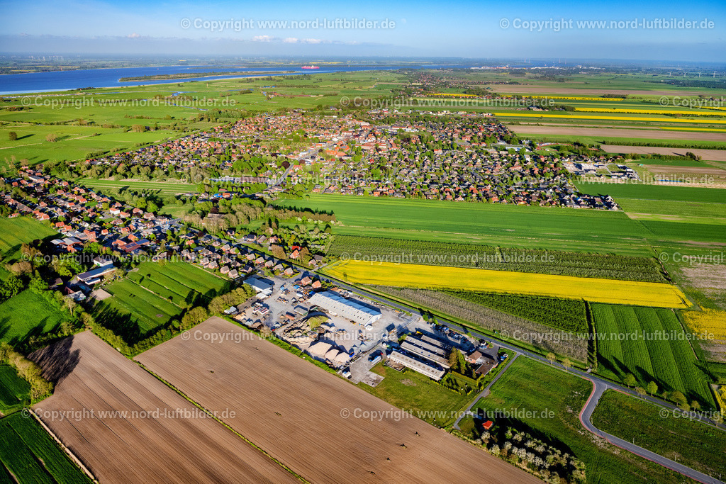 Drochtersen_ELS_2995140522 | DROCHTERSEN 14.05.2022 Ortsansicht am Rande von landwirtschaftlichen Feldern und Nutzflächen in Drochtersen im Bundesland Niedersachsen, Deutschland. // Village view on the edge of agricultural fields and land in Drochtersen in the state Lower Saxony, Germany. Foto: Martin Elsen