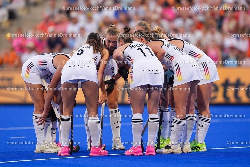 xydrx11082503081 | 11.08.2025, xydrx, Frauen EuroHockey Championship 2025, Gruppenphase, Gruppe A, Deutschland - Niederlande, Sparkassenpark Mönchengladbach: die deutsche Nationalmannschaft bilden einen Kreis