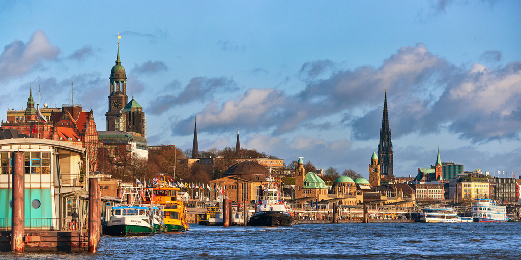 10241127 - Blick über die Elbe | Blick über die Elbe auf die Landungsbrücken, den Michel und den Nikolaikirchturm.