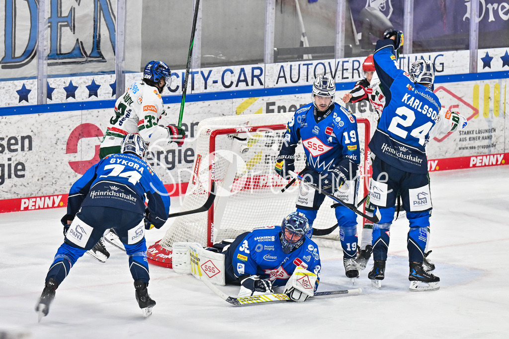 Dresdener Eislöwen - Augsburger Panther | Jubel der Gäste nach dem Treffer zum 0-2 durch Tim WOHLGEMUTH (Augsburger Panther 33) / Tor / Torschuetze / Freude / Happy / DEL: Dresdener Eislöwen - Augsburger Panther; Joynext-Arena am 05.10.2025