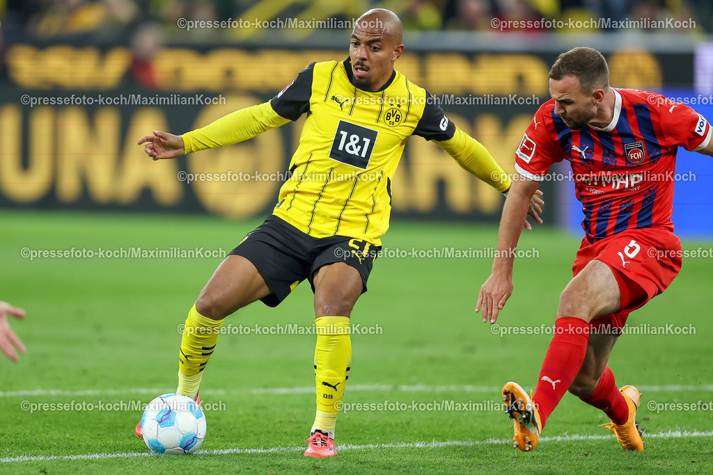 BVB13092401063 | 13.09.2024, 1. Fußball Bundesliga, Borussia Dortmund - 1. FC Heidenheim 1846, Signal Iduna Park, Saison 2024 2025: Zweikampf Donyell Malen (BVB #21) Benedikt Gimber (Heidenheim #5)DFB regulations prohibit any use of photographs as image sequences and or quasi-video.