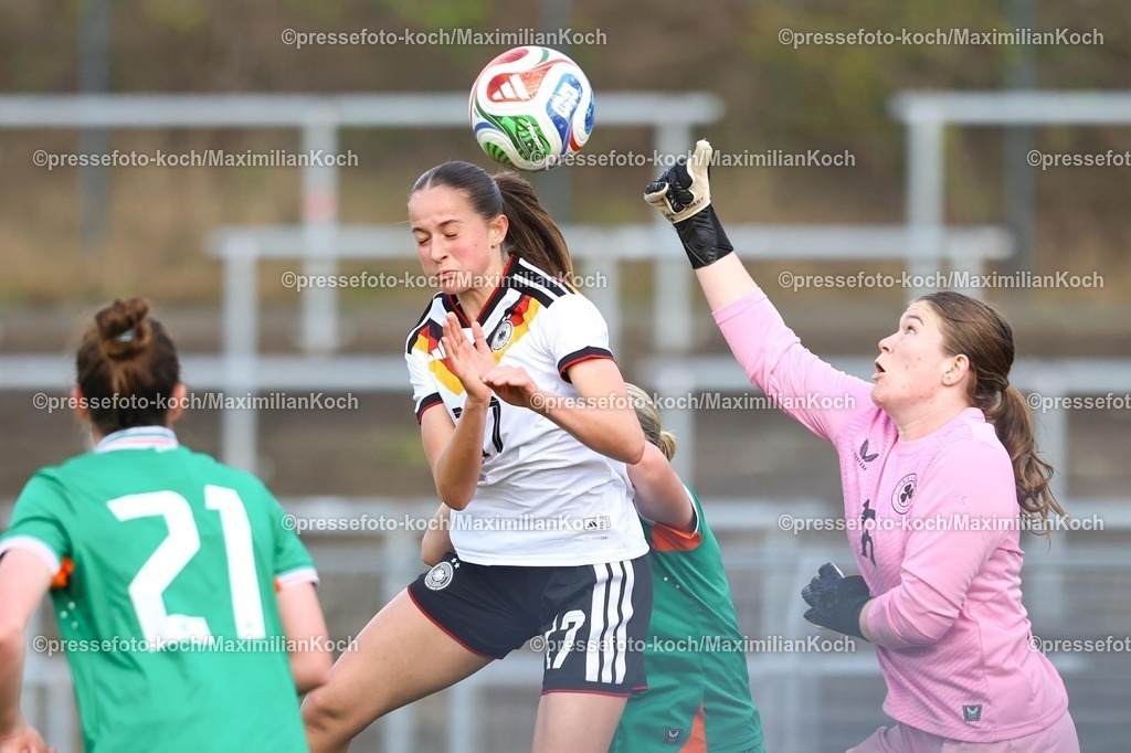 xKWIx10042601080 | 2026.04.10, xkwix, Fußball, UEFA Women's UNDER 19 Championship qualification, Republic of Ireland - Germany, Uhlenkrugstadion, Runde 2 1.Spieltag, Saison 2025 / 2026: Helen Börner (Deutschland U19 Frauen #17) beim Kopfball Zweikampf gegen Enya Carthy (Irland U19 Frauen #16)  DFB regulations prohibit any use of photographs as image sequences and or quasi-video. Photo: xKamilxWilkowskixPressefotoKochx