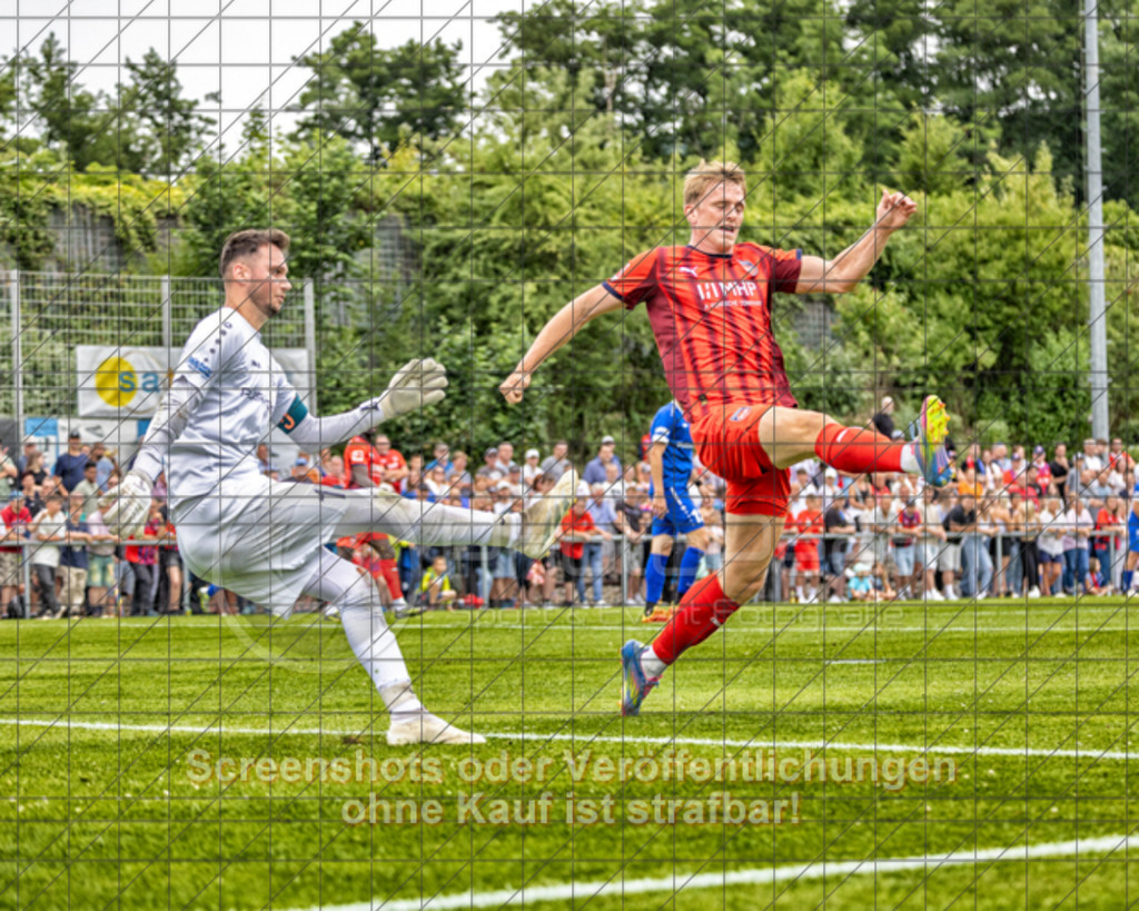20250706_155543_1069-Bearbeitet-2 | #,TSG Salach (blau) vs. 1.FC Heidenheim (rot), Fußball, Freundschaftsspiel - WfV, Saison 2025/2026, Rasensportplatz, Staufenecker Str. 41, 73084 Salach, 06.07.2025 - 15:30 Uhr,Foto: PhotoPeet-Sportfotografie/Peter Harich