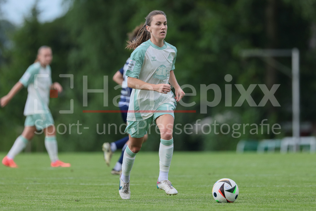 Fussball, Testspiel Frauen, Hamburger SV - SV Werder Bremen | v.li.: Michaela Brandenburg (SV Werder Bremen, 14) am Ball, Einzelbild, Ganzkörper, Aktion, Action, Spielszene
