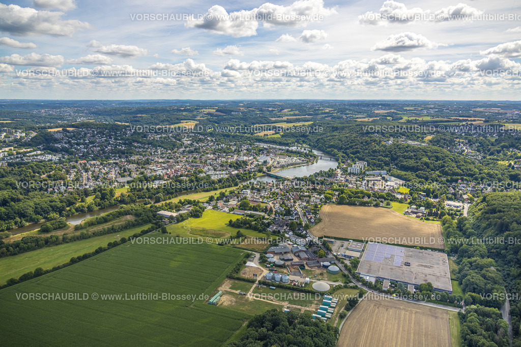 Essen220802801Kettwig | Luftbild, Ansicht Ortsteil Kettwig mit Fluss Ruhr und Kettwiger See, Wohnsiedlung an der Landsberger Straße und Menden Buchstaben GmbH, Ruhrtaler Freilandschwein Landwirtschaftsbetrieb, Kettwig, Essen, Ruhrgebiet, Nordrhein-Westfalen, Deutschland