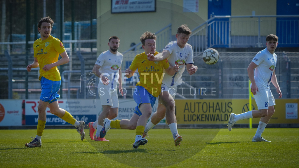 Fußball, Herren, Saison 2025/2026, Regionalliga Nordost, 29. Spieltag, FSV 63 Luckenwalde vs. FC Eilenburg, Samstag 11.04.2026, Werner-Seelenbinder-Stadion Luckenwalde, | Fußball, Herren, Saison 2025/2026, Regionalliga Nordost, 29. Spieltag, FSV 63 Luckenwalde vs. FC Eilenburg, Samstag 11.04.2026, Werner-Seelenbinder-Stadion Luckenwalde, Im Bild: Remo Merke (l. Luckenwalde) und Tom Fischer (r. Eilenburg) - Realisiert mit Pictrs.com