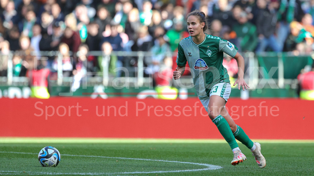 Fussball, Google Pixel Frauen-Bundesliga, SV Werder Bremen - 1. FC Köln | v.li.: Hanna Nemeth (SV Werder Bremen, 23) am Ball, Freisteller, Einzelbild, Ganzkörper, Aktion, Action, Spielszene, DIE DFB-RICHTLINIEN UNTERSAGEN JEGLICHE NUTZUNG VON FOTOS ALS SEQUENZBILDER UND/ODER VIDEOÄHNLICHE FOTOSTRECKEN. DFB REGULATIONS PROHIBIT ANY USE OF PHOTOGRAPHS AS IMAGE SEQUENCES AND/OR QUASI-VIDEO.
