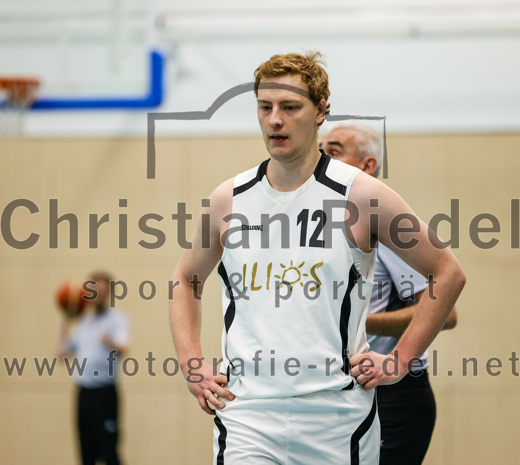 2022-12-03_045_TSV_Vaterstetten_gegen_TG_Landshut | Vaterstetten, Deutschland, 03.12.2022:
Basketball, Bayernliga Herren Südost 2022 / 2023, 7. Spieltag, TSV Vaterstetten gegen TG Landshut, Endergebnis: 71:78

Alain Gales (TSV Vaterstetten, #12)

Foto: Christian Riedel / fotografie-riedel.net