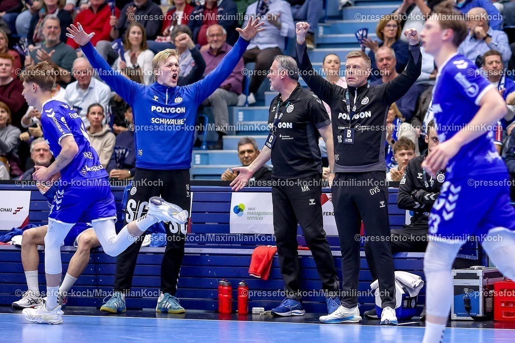 Gum27032501029 | 27.03.2025, Handball, HBL, VfL Gummersbach - HSG Wetzlar, Schwalbe-Arena: Bertram Obling (GUM #16) jubelnd neben Trainer Gudjon Valur Sigurdsson (GUM) 