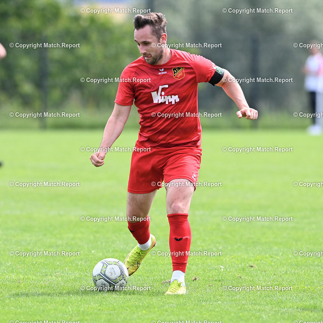 Fussball Verbandsliga 2021/2022: Testspiel SG Empfingen - FC Holzhausen | Fussball  Verbandsliga / Landesliga  2021/2022    03.07.2021TestspielSG Empfingen - FC HolzhausenJanik Michel (FC Holzhausen) am Ball FOTO: ULMER PressebildagenturxxNOxMODELxRELEASExx