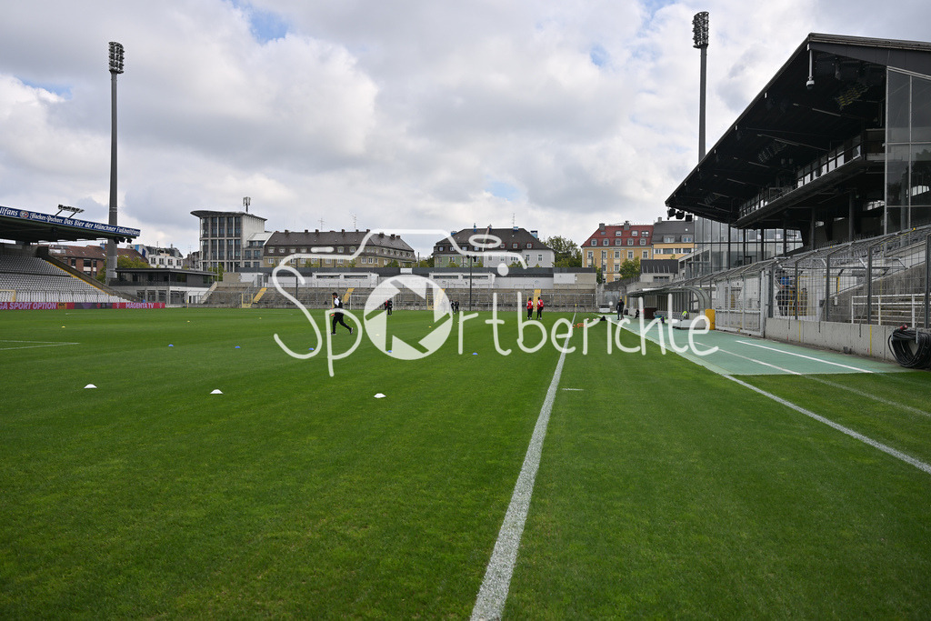 FC Bayern Amateure - FC Würzburger Kickers | Das Stadion an der Grünwalder Strasse ist bereit für die REgionalliga Partie zwischen den kleinen Bayern und den Kickers aus Würzburg / Grünwalder Stadion / Symbolbild / Regionalliga Bayern: FC Bayern Amateure - FC Würzburger Kickers; Grünwalder Stadion am 27.09.2025