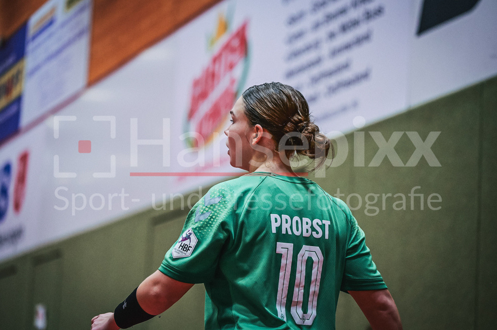 Handball, 2. Bundesliga Frauen, SV Werder Bremen - TuS Lintfort | v.li.: Madita Probst (SV Werder Bremen, 10) Portrait, Nahaufnahme, Einzelfoto, Einzelbild