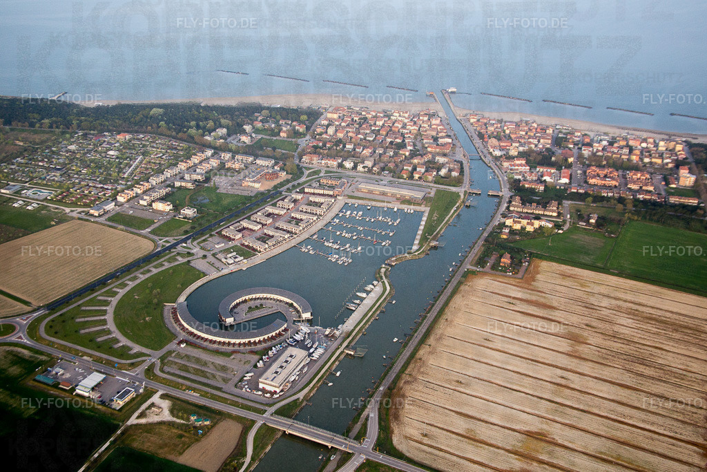 Yachthafen mit Sportboot- Anlegestellen und Bootsliegeplätzen am Uferbereich Marina di Porto Reno in Casalborsetti in Emilia-Romagna | Luftbild: Yachthafen mit Sportboot- Anlegestellen und Bootsliegeplätzen am Uferbereich Marina di Porto Reno in Casalborsetti in Emilia-Romagna in Ravenna im Bundesland Ravenna in Italien. Foto: IMG_087373.jpg vom 05.04.2016 durch Werner Riehm/FLY-FOTO.de - Realisiert mit Pictrs.com