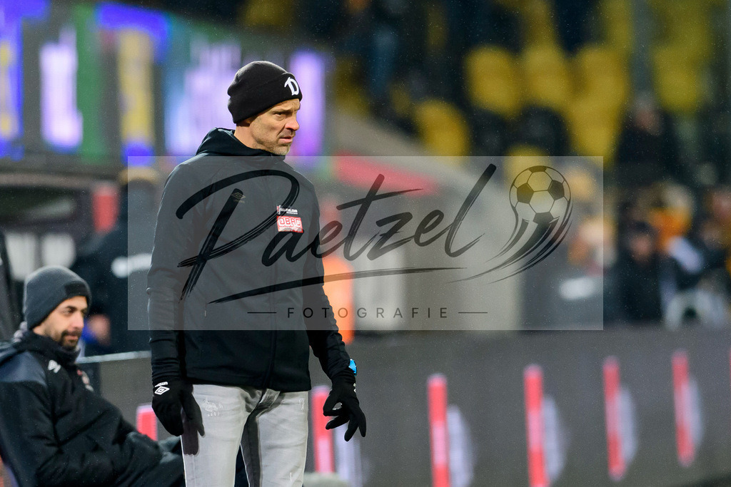 SGDHSV20220114_036 | Fussball, Herren: Trainer Alexander Schmidt (SG Dynamo Dresden) schaut bei dem Spiel der 2. Bundesliga zwischen SG Dynamo Dresden und Hamburger SV im Rudolf-Harbig-Stadion am 14.01.2022 in Dresden, Deutschland.DFB / DFL REGULATIONS PROHIBIT ANY USE OF PHOTOGRAPHS AS IMAGE SEQUENCES AND/OR QUASI-VIDEO. - Realisiert mit Pictrs.com