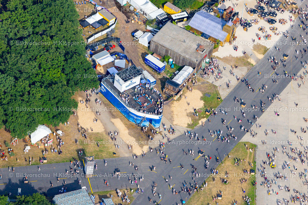 Luftbild Weeze-5290 | Luftaufnahme Gelände des " PAROOKAVILLE - Electronic Music Festival " 2025 in Weeze - Realisiert mit Pictrs.com