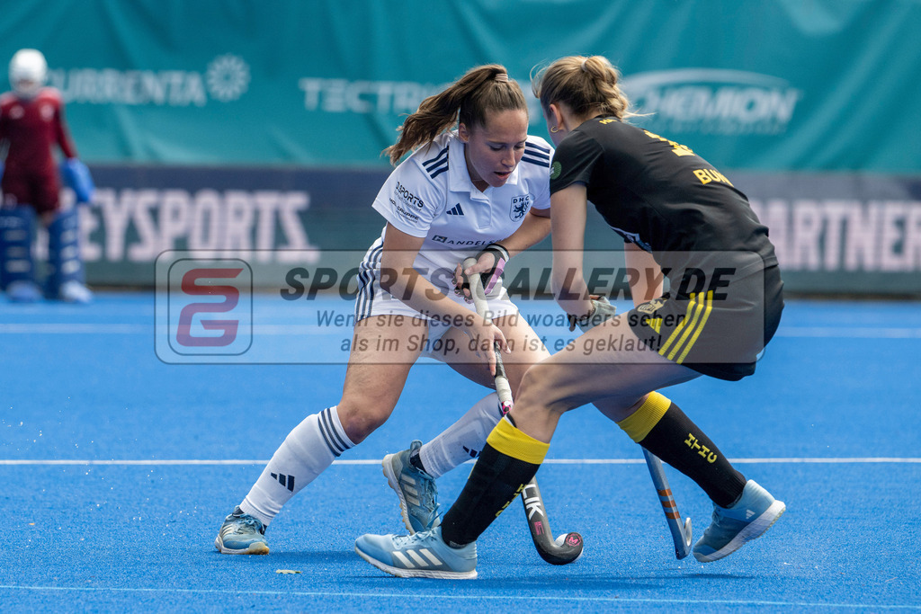 Final4_20250601-1246-Z09_4303 | Krefeld, Deutschland, 01.06.2025:  Feldhockey Final4 2025 – „Deutsche Feldhockey-Meisterschaften 2025“ Harvestehuder HTC - Düsseldorfer HC (Finale Damen) im Gerd-Wellen-Hockeyanlage am 01.06.2025 in Krefeld, Deutschland. (Foto von Kramhöller/Fehrmann/Kaste)Krefeld, Germany, 01.06.2025: Feldhockey Final4 2025 – „Deutsche Feldhockey-Meisterschaften 2025“ Harvestehuder HTC - Düsseldorfer HC (Finale Damen) in Gerd-Wellen-Hockeyanlage at 01.06.2025 in Krefeld, Deutschland. (Foto from Kramhöller/Fehrmann/Kaste)