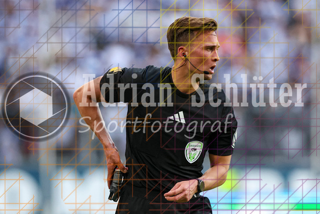 23.05.2026, GER, Fussball, Herren, Niederrheinpokal Finale, Saison 2025/2026, SC St. Tönis - MSV Duisburg | Schiedsrichter Jan Peter Weßels schaut