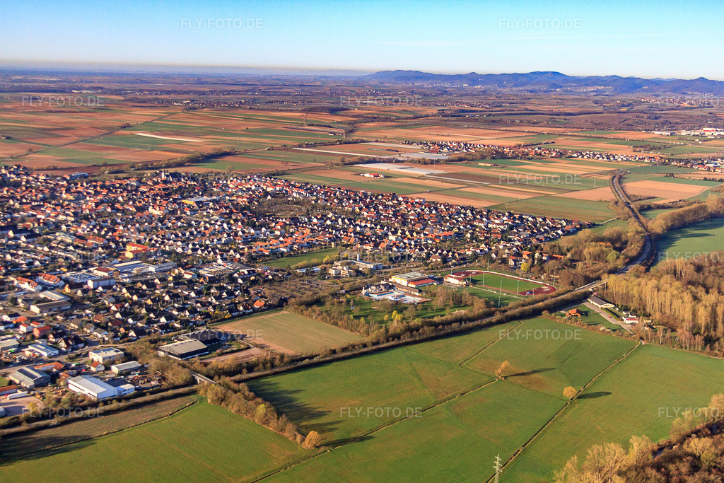 Luftbild: Stadtübersicht im Frühjahr aus Norden in Offenbach an der Queich im Bundesland Rheinland-Pfalz in Deutschland. Foto: IMG_63305.jpg vom 20.03.2014 durch Werner Riehm/FLY-FOTO.de