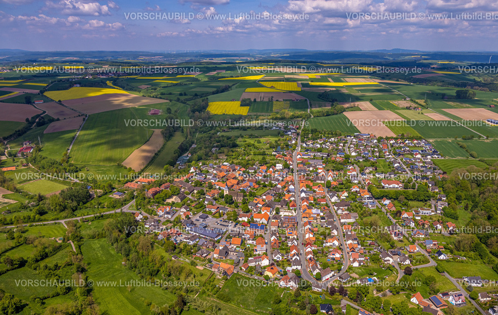 Borgentreich240505103Borgholz | Luftbild, Wohngebiet Ortsansicht Ortsteil Borgholz, kath. KIrche St. Marien, Fernsicht mit blauem Himmel und kachelförmigen Wiesen und Feldern, Borgholz, Borgentreich, Ostwestfalen, Nordrhein-Westfalen, Deutschland