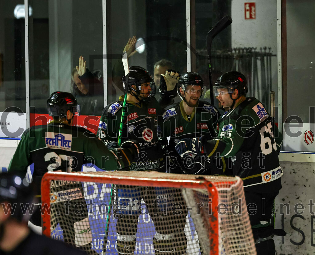 2022-12-02_093_TSV_Erding_gegen_EV_Pegnitz | Erding, Deutschland, 02.12.2022:
Eishockey, Bayernliga 2022 / 2023, 17. Spieltag, TSV Erding gegen EV Pegnitz, Endergebnis: 9:3

Mark Waldhausen (Erding Gladiators, #27), Daniel Krzizok (Erding Gladiators, #18), Roni Rukajärvi (Erding Gladiators, #61), Thomas Plihal (Erding Gladiators, #65)

Foto: Christian Riedel / fotografie-riedel.net