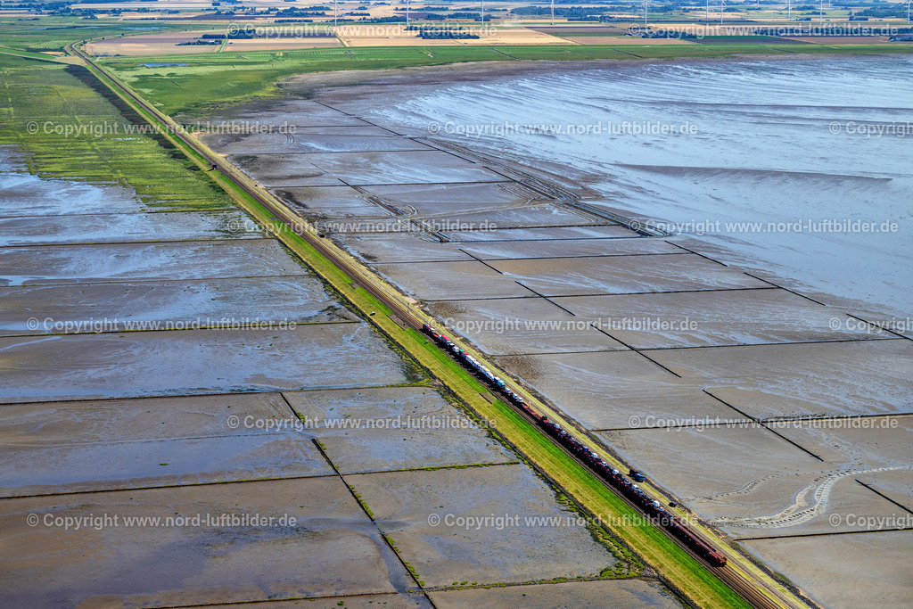 Sylt_Hindenburgdamm_Autozug_Db_Rot_ELS_5058130825 | SYLT 21.06.2025 Wattenmeer der Nordsee- Küste am Hindenburgdamm in Sylt im Bundesland Schleswig-Holstein. // Wadden Sea of North Sea Coast on Hindenburgdamm in Sylt in the state Schleswig-Holstein. Foto: Martin Elsen