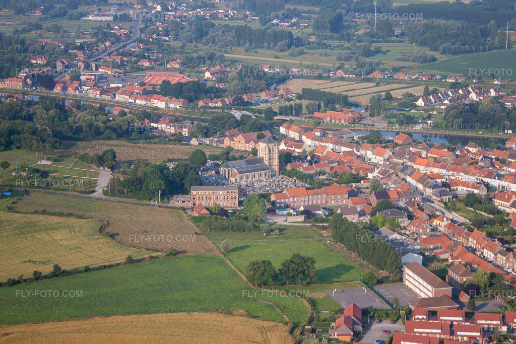 Aerial view: View of the town in Watten in the state North, France. – Photo: IMG_58899.jpg taken on 07/22/2013 by Werner Riehm/FLY-FOTO.com – Resolution of the original: 4752 x 3168 px